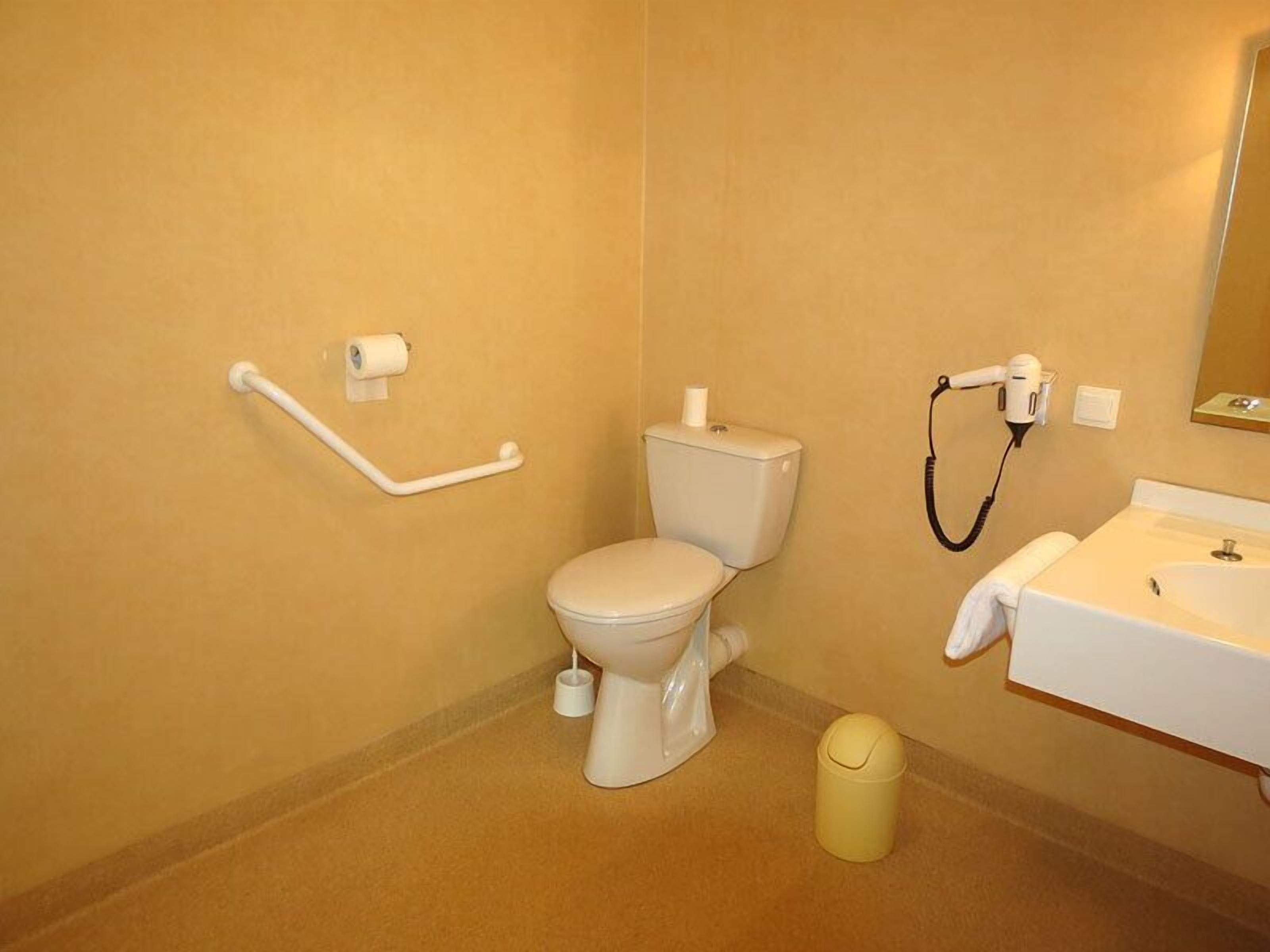 twin room, accessible | bathroom | shower, free toiletries, hair dryer, towels