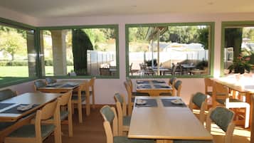 Dagelijks ontbijtbuffet (EUR 9.60 per persoon)
