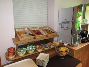 Daily buffet breakfast (EUR 9.60 per person) - Abbys Hôtel (Carsac-Aillac)