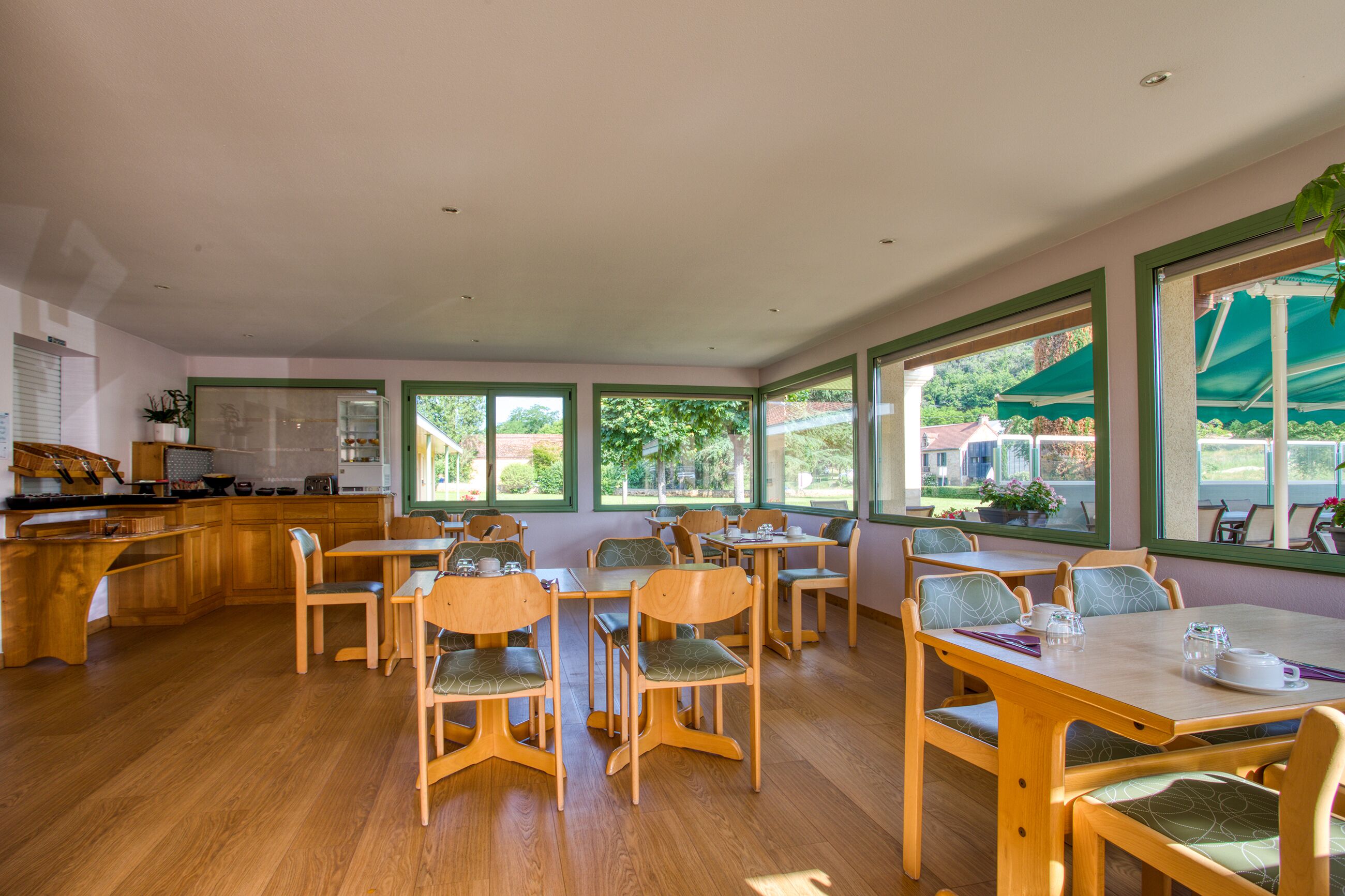 Tägliches Frühstücksbuffet (9.70 EUR pro Person)