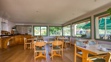 Petit déjeuner buffet (9.70 EUR par personne)