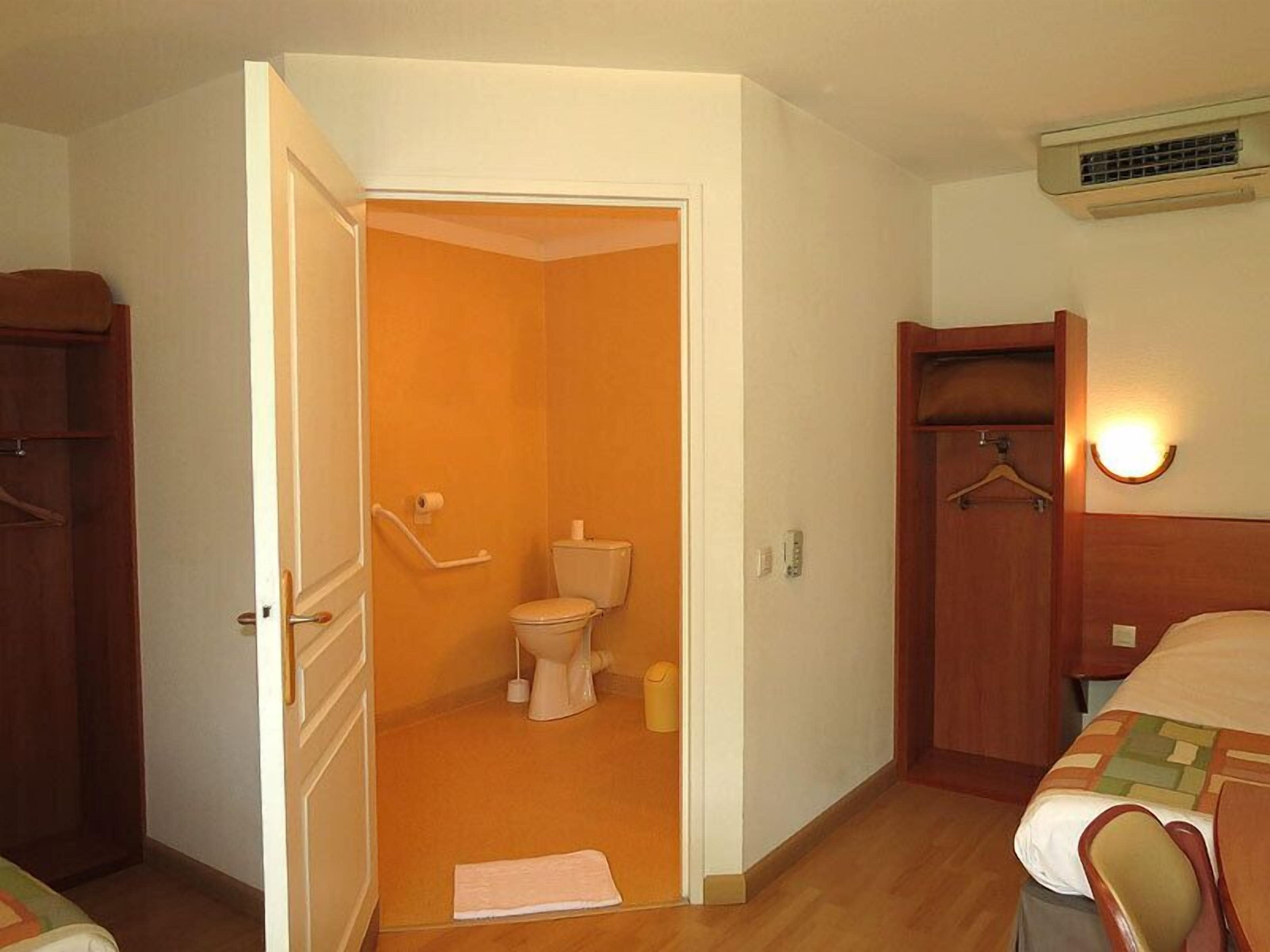 twin room, accessible | 1 bedroom, desk, blackout curtains, soundproofing