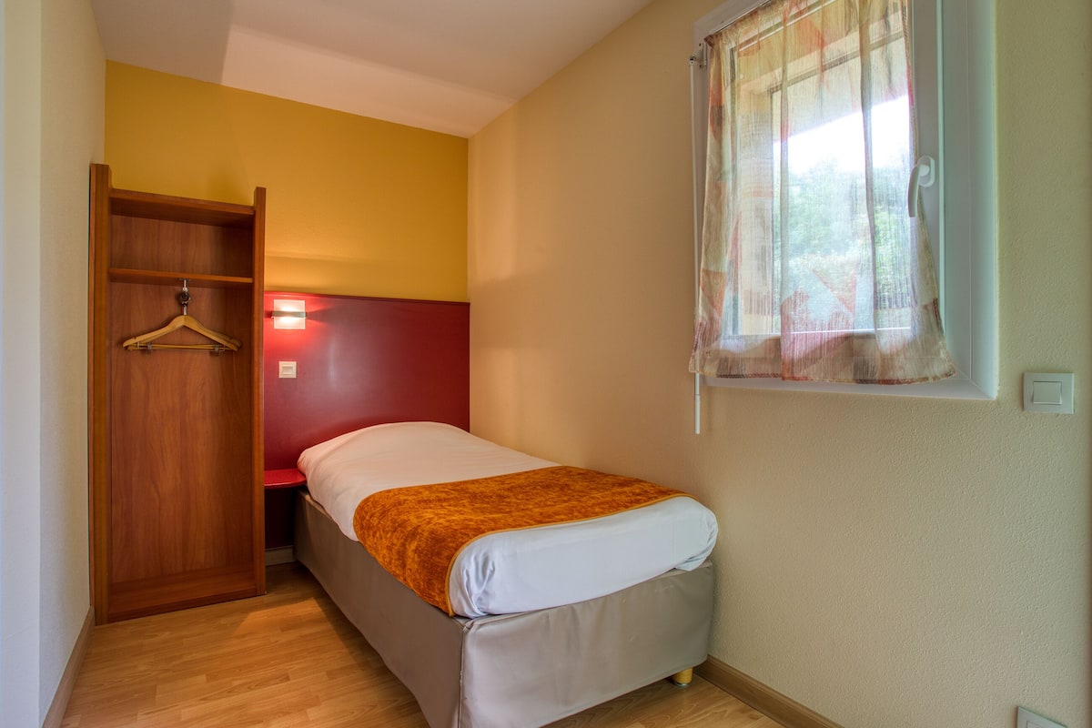 İki Ayrı Yataklı Oda, Engellilere Uygun | Masa, güneşlik/perde, ses yalıtımı, ücretsiz kablosuz İnternet