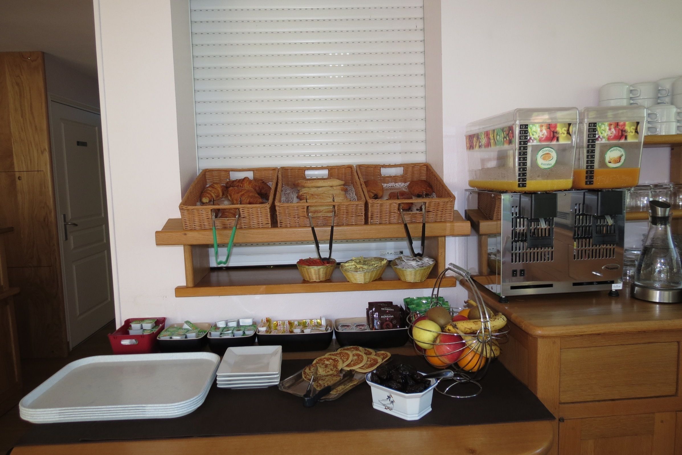Un bufé de desayuno con diversos alimentos y recipientes.