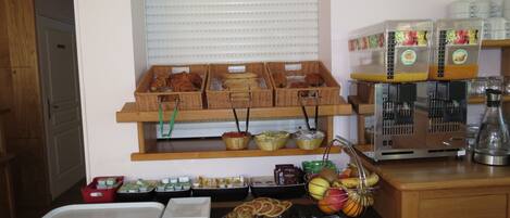 Un bufé de desayuno con diversos alimentos y recipientes.