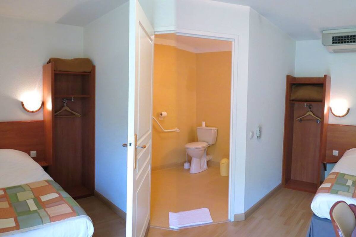 twin room, accessible | 1 bedroom, desk, blackout curtains, soundproofing
