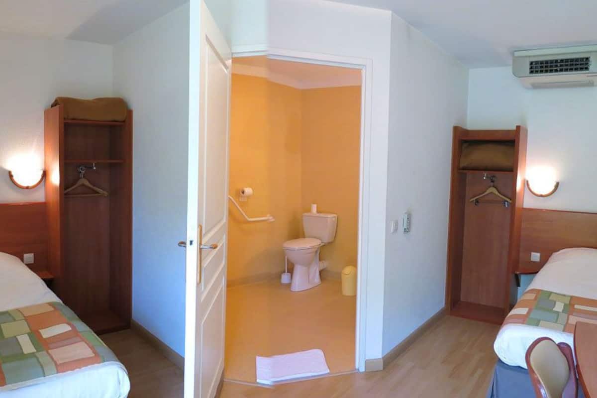 İki Ayrı Yataklı Oda, Engellilere Uygun | Masa, güneşlik/perde, ses yalıtımı, ücretsiz kablosuz İnternet
