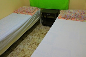 Quarto duplo econômico ( Fan ) | Escrivaninha, Wi-Fi de cortesia
