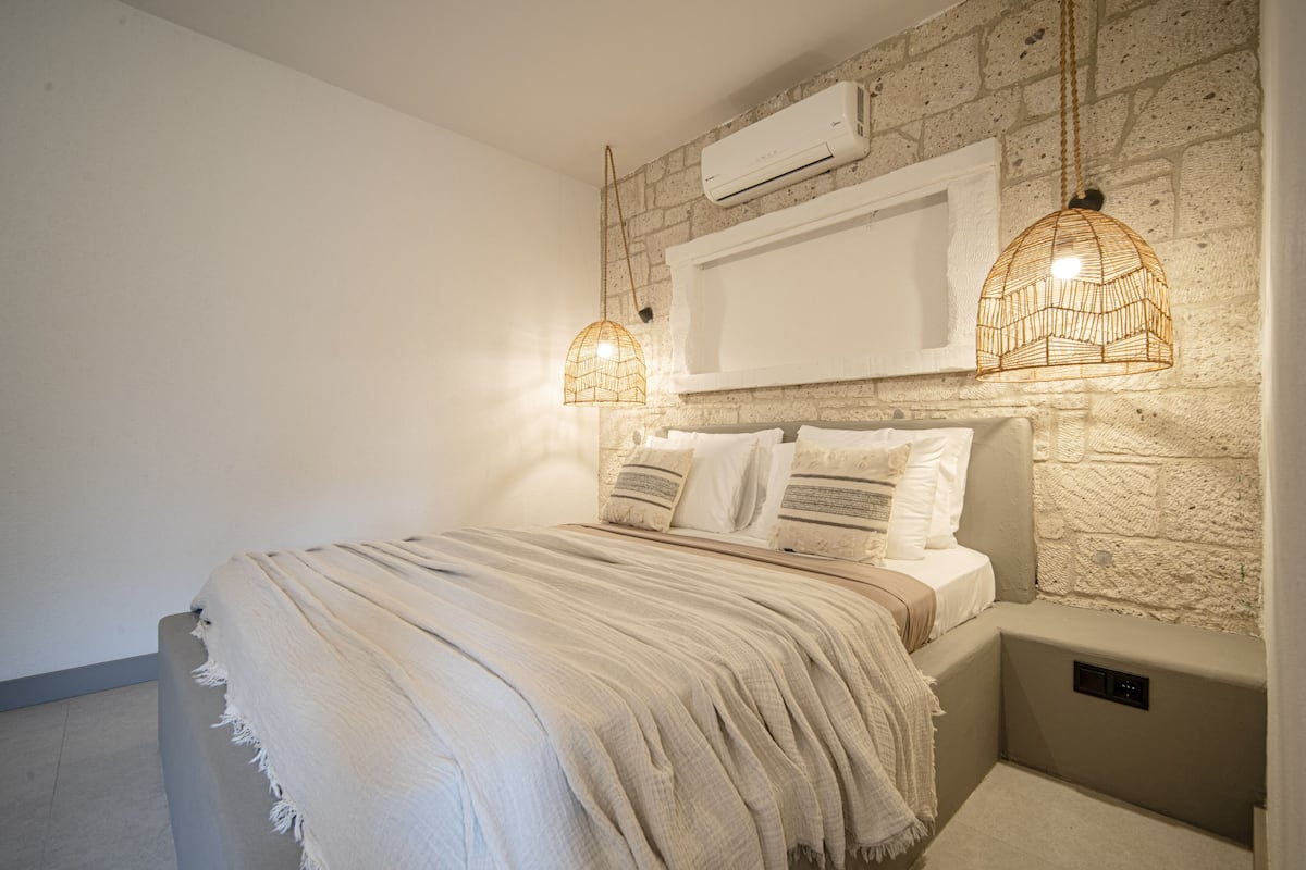 Habitación superior | 1 habitación, tabla de planchar con plancha, wifi gratis y ropa de cama