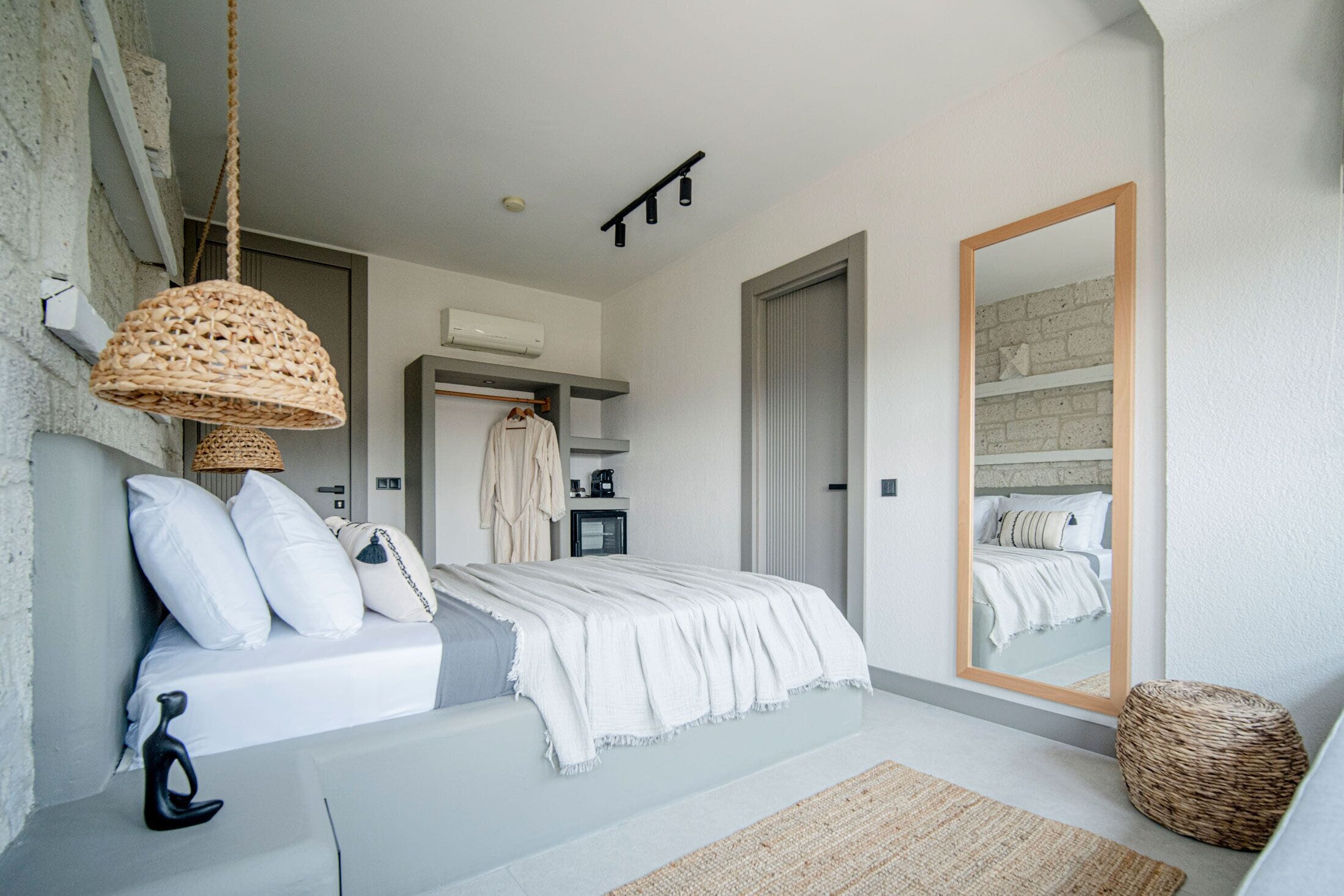 Comfort Room | Iron/ironing board (on request), WiFi (free), bed sheets
