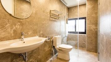 Comfort Quadruple Room | Bathroom | Shower, eco-friendly toiletries, hair dryer, towels