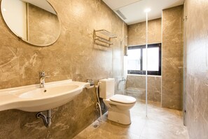Comfort Quadruple Room | Bathroom | Shower, eco-friendly toiletries, hair dryer, towels - Norden ruder hostel-Taitung (Taitung)