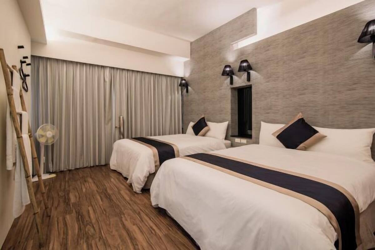 Free WiFi, bed sheets