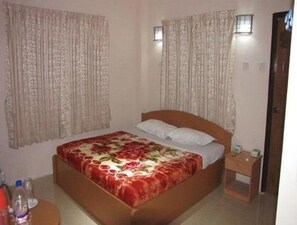 高級客房 (with Window) | 迷你吧、客房內保險箱、書桌、免費無線上網