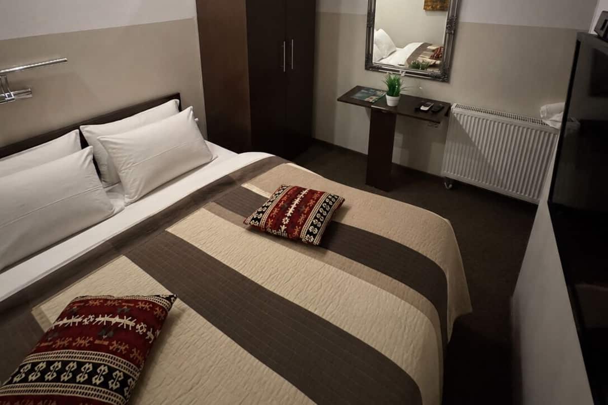 Economy Double Room | WiFi (free), individually decorated, individually furnished, bed sheets