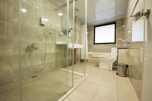 Phòng 4 Deluxe | Phòng tắm | Bồn tắm và buồng tắm vòi sen riêng, vòi sen phun mưa, máy sấy tóc 