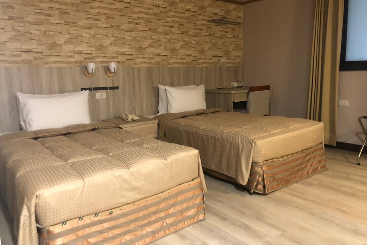 Standard Twin Room | Desk, laptop workspace, blackout drapes, soundproofing