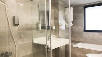 Quarto triplo luxo (Deluxe Triple) | Banheiro | Banheira e chuveiro separados, chuveiro com efeito de chuva