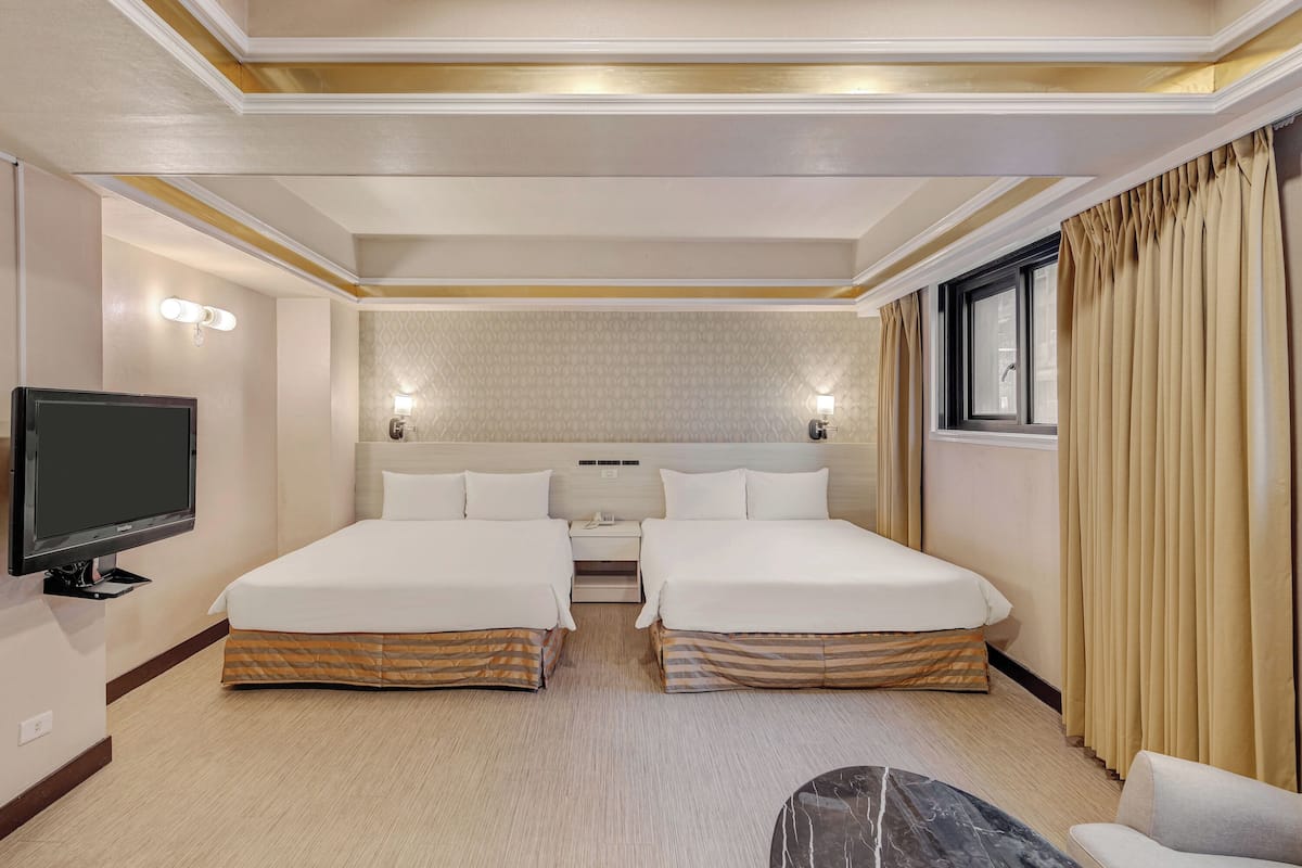 Habitación cuádruple Deluxe | Escritorio, espacio para trabajar con laptop y cortinas blackout