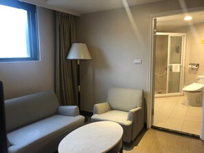 Phòng đôi Deluxe | Khu phòng khách | TV LED 