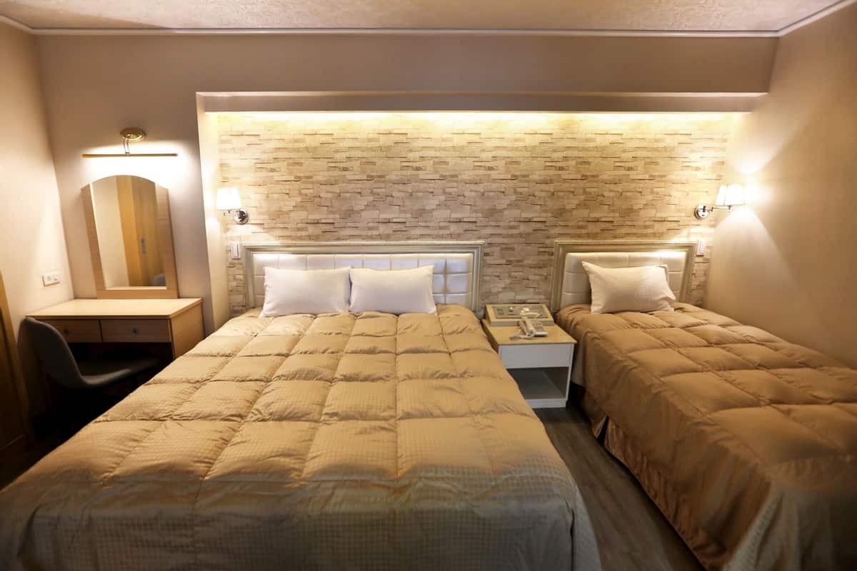 Deluxe Triple Suite | Desk, laptop workspace, blackout drapes, soundproofing
