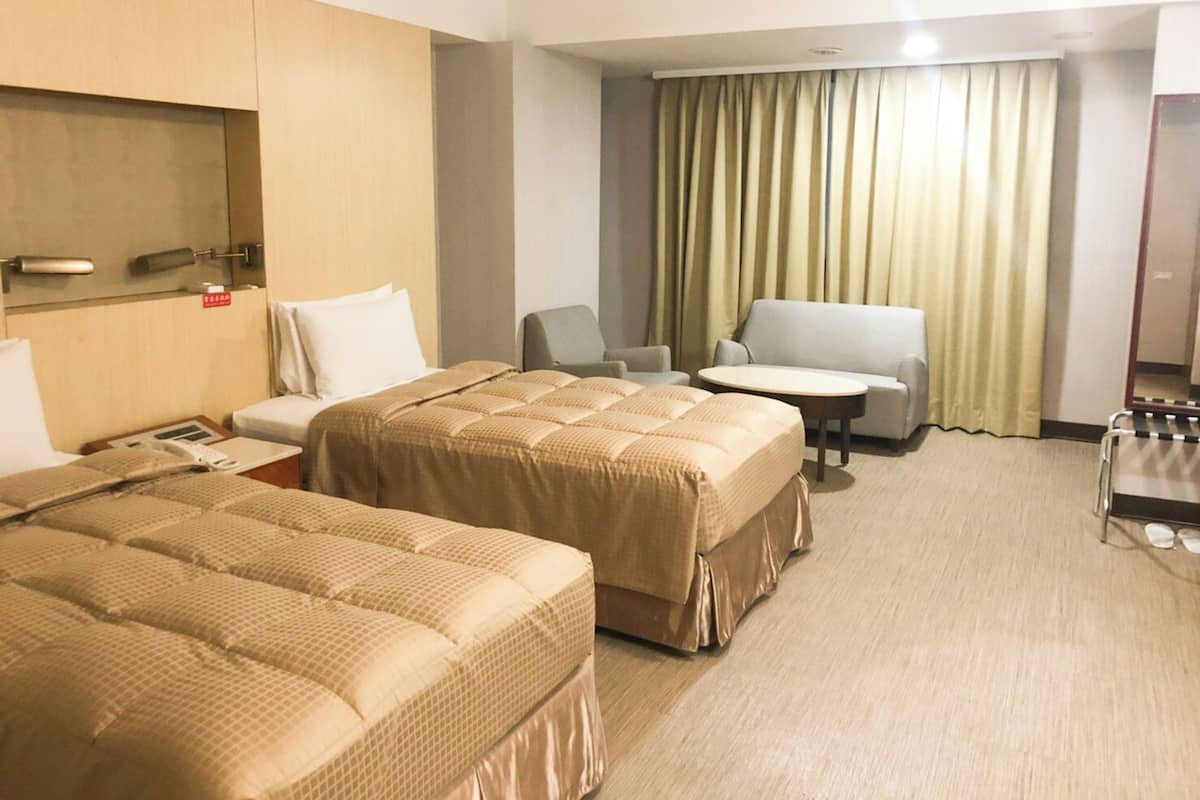 Accessible Twin Room | Desk, laptop workspace, blackout drapes, soundproofing