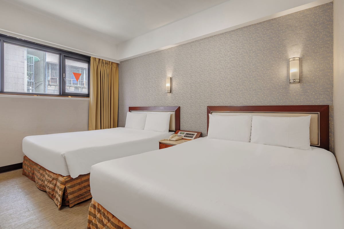 Habitación cuádruple estándar | Escritorio, espacio para trabajar con laptop y cortinas blackout