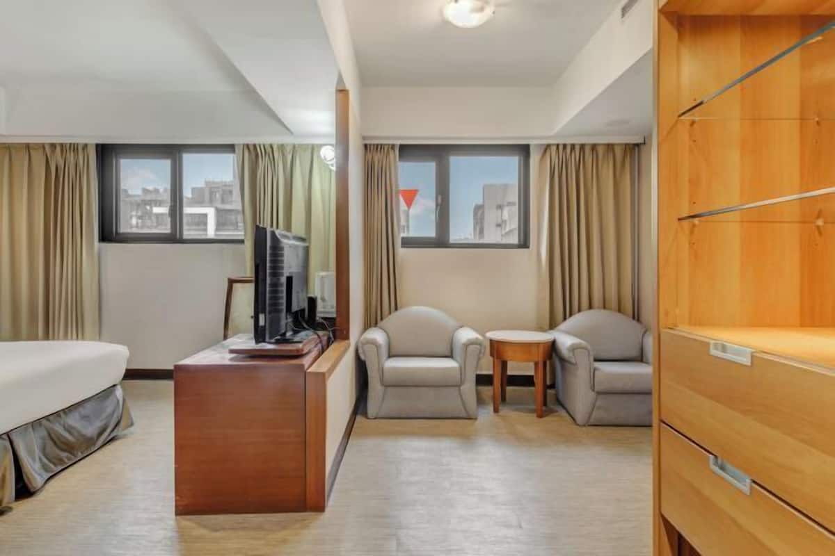 Escritorio, espacio para trabajar con laptop y cortinas blackout