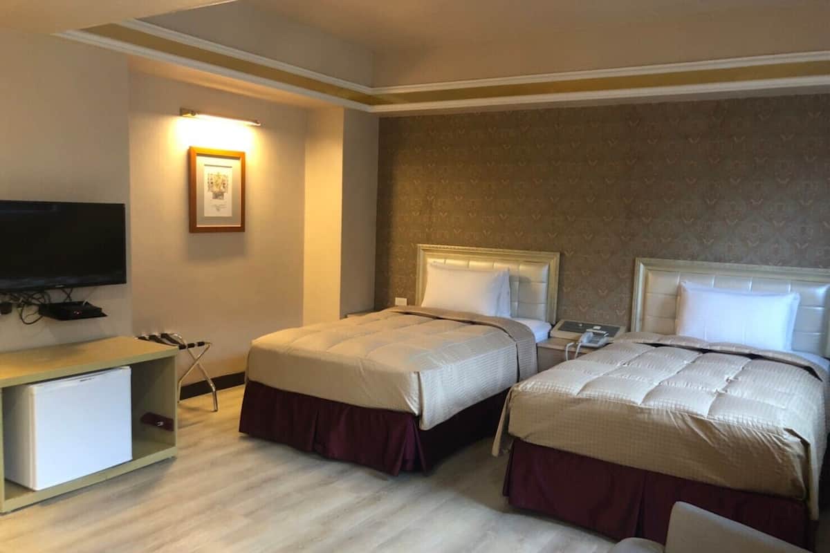 Deluxe Twin Room | Desk, laptop workspace, blackout drapes, soundproofing