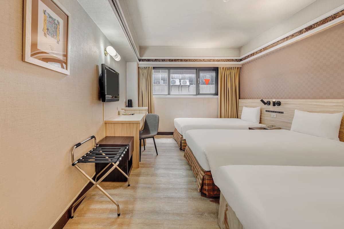 Habitación triple estándar | Escritorio, espacio para trabajar con laptop y cortinas blackout