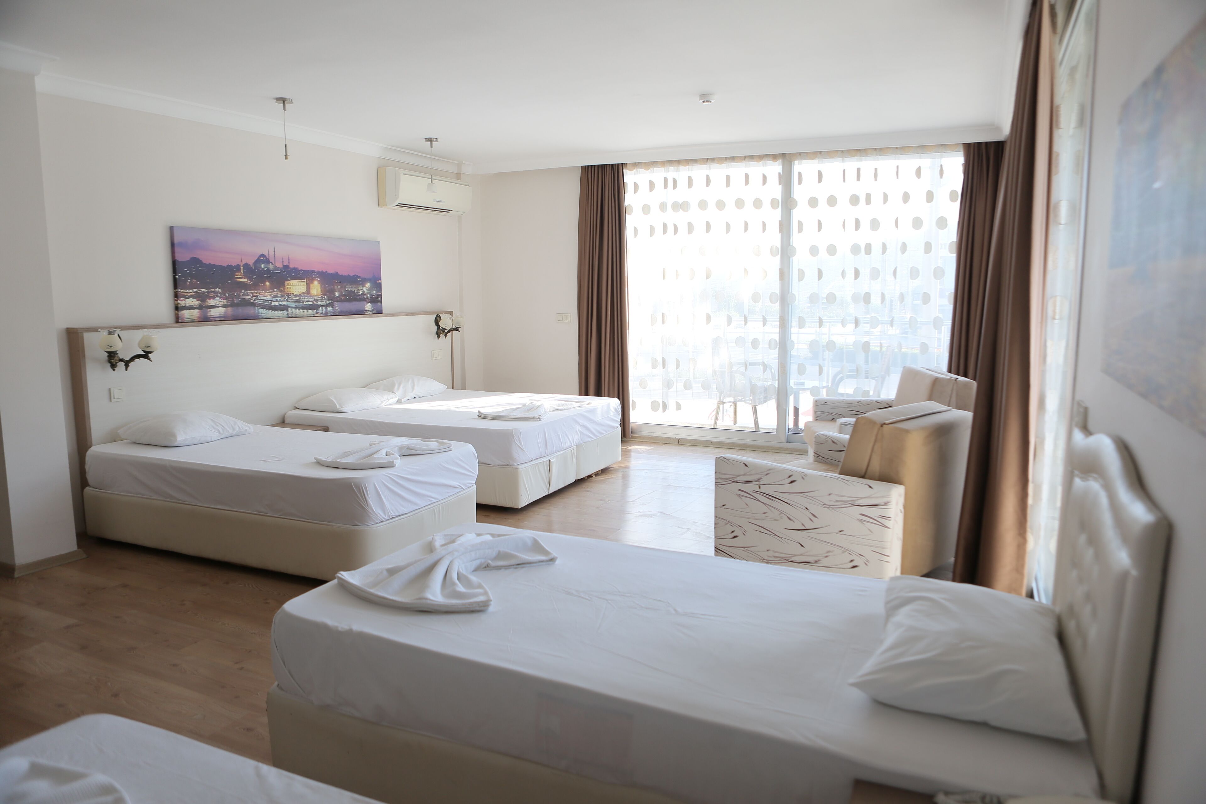 Family Suite | Premium bedding, minibar, in-room safe, laptop workspace