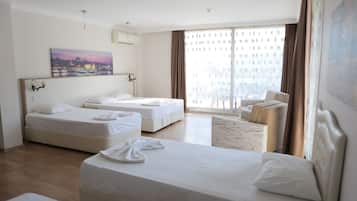 Family Suite | Premium bedding, minibar, in-room safe, laptop workspace