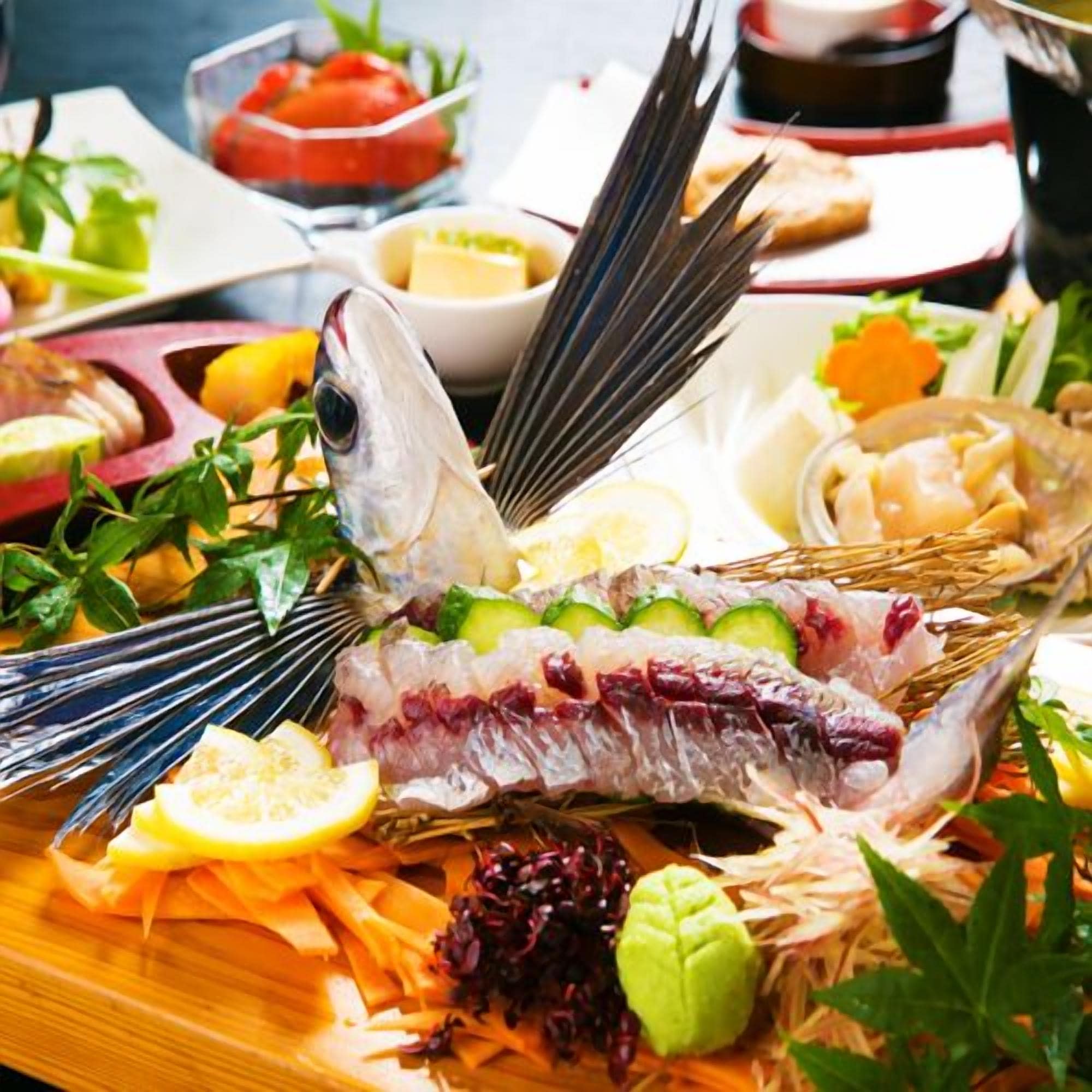 Eine Fischplatte mit verschiedenen Komponenten, darunter Fisch, Zitronenscheiben und Gemüse.