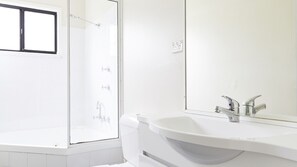 Bayside Cabin | Bathroom | Shower, free toiletries, hair dryer, towels - NRMA Port Macquarie Breakwall Holiday Park (Port Macquarie)