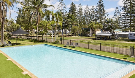 Außenpool, Liegestühle. NRMA Port Macquarie Breakwall Holiday Park