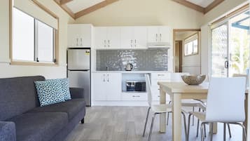 1 habitación, tabla de planchar con plancha y ropa de cama