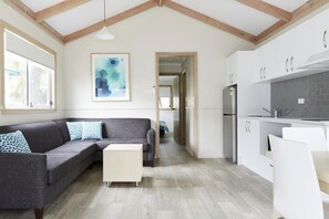 Cabaña (Ocean Breeze (4 berth)) | Tabla de planchar con plancha y ropa de cama