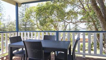 Ocean Breeze Cabin (2 berth) | 1 bedroom, iron/ironing board, bed sheets