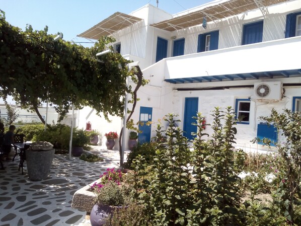 Courtyard - Politimi studios (Amorgos)