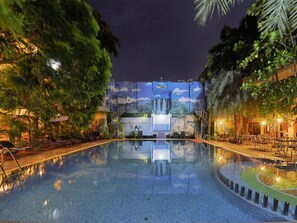 Una piscina al aire libre