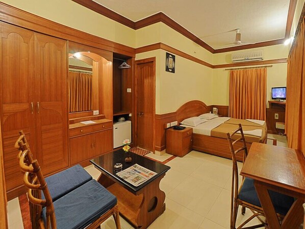 Deluxe-Doppel- oder -Zweibettzimmer, 2 Einzelbetten, Poolblick, Poolseite | Wohnbereich