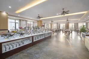 Breakfast, lunch, dinner served; international cuisine  - 7 Seven Sea Hotel  (Da Nang)