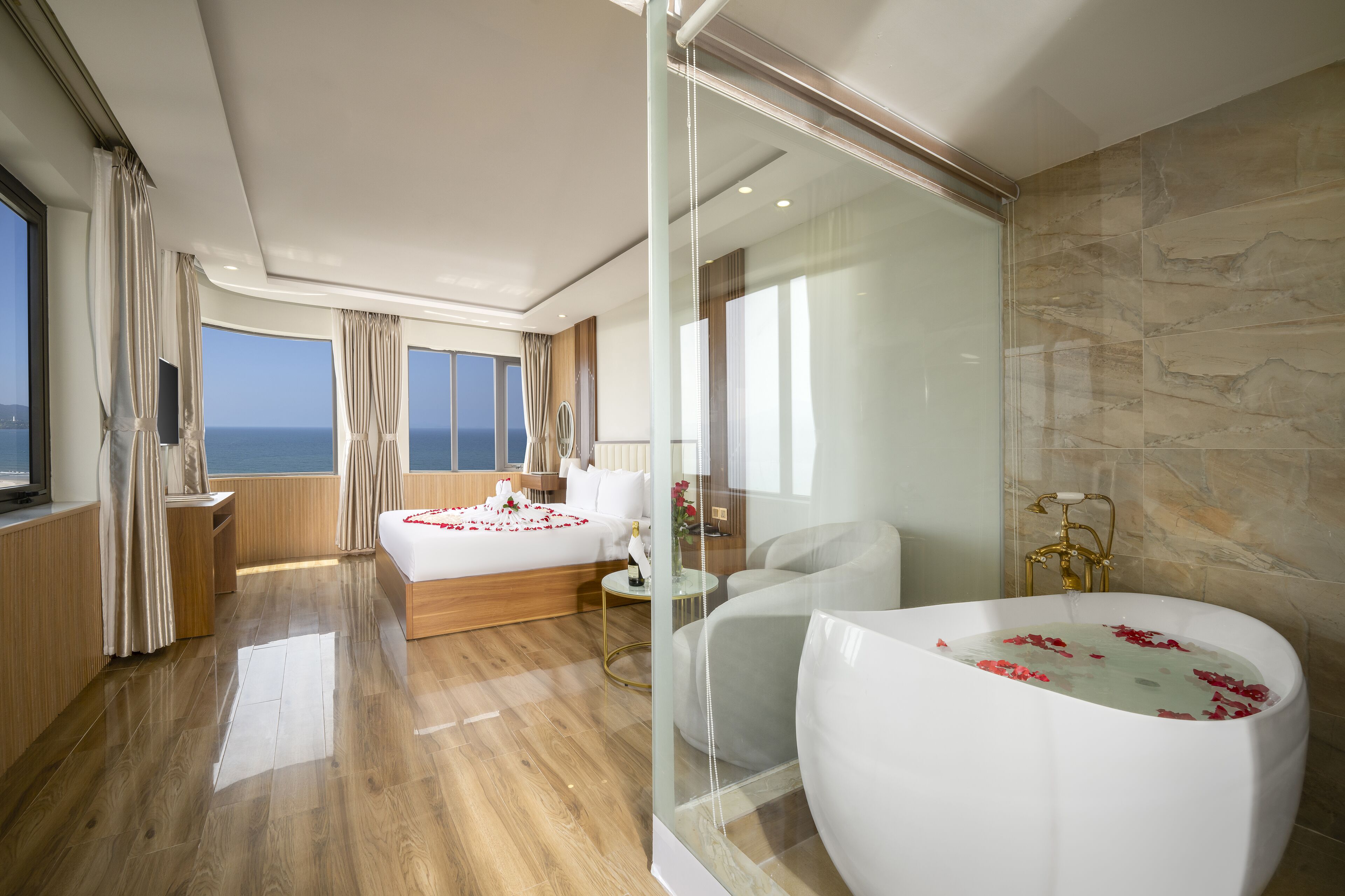 Deluxe Suite, Ocean View | Minibar, in-room safe, desk, soundproofing