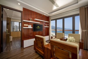 Apartamento familiar, vistas a la playa | Zona de estar | Una televisión LCD