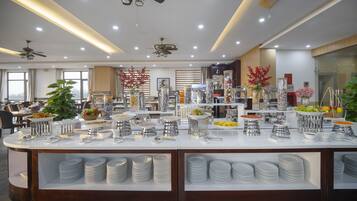 Café da manhã, almoço e jantar; culinária internacional