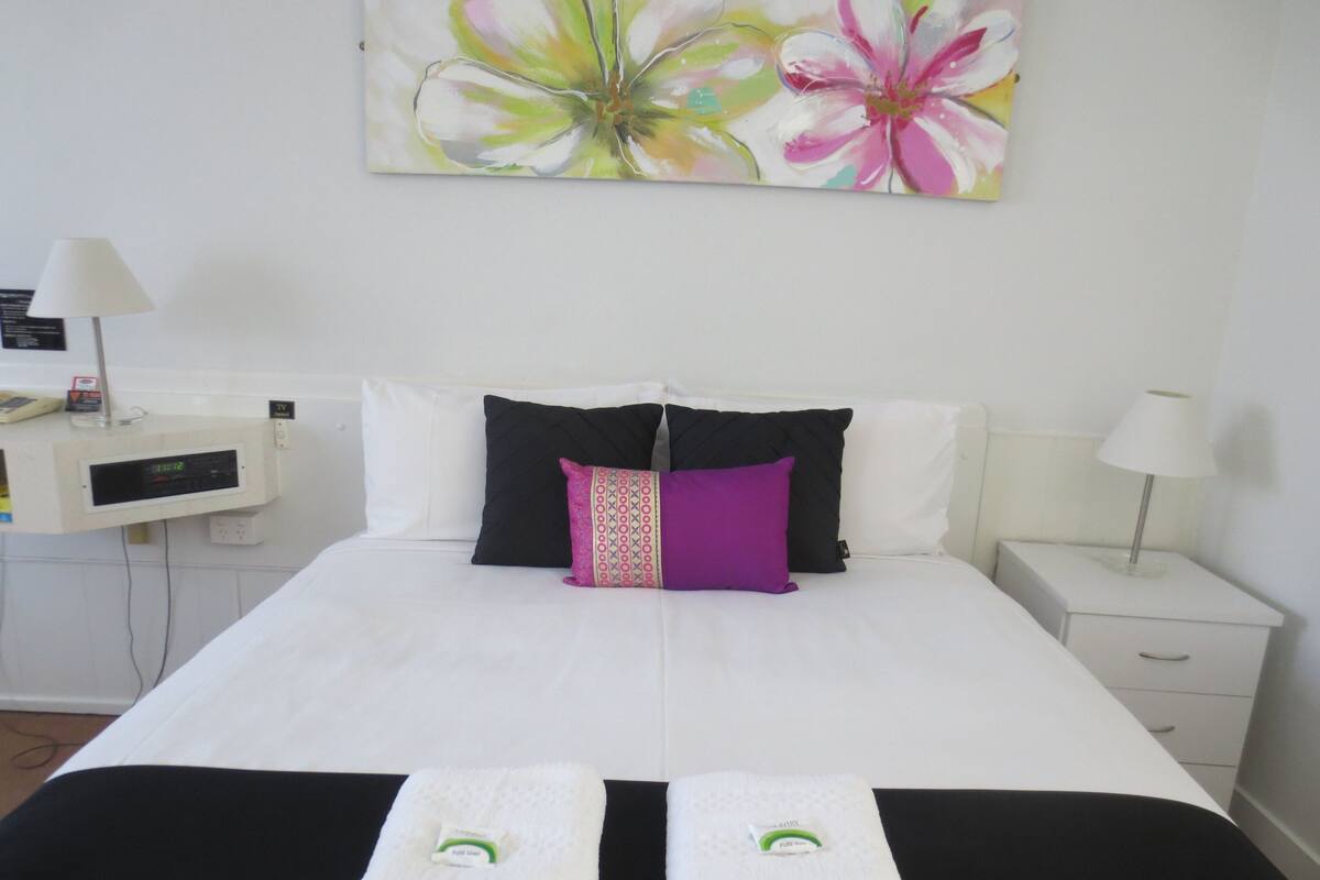 Iron/ironing board, free WiFi, bed sheets