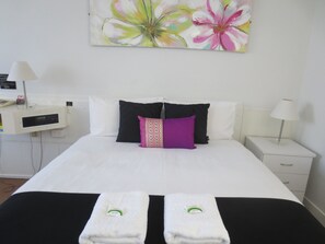 Habitación estándar con 2 camas individuales, varias camas (Room 11) | Tabla de planchar con plancha, wifi gratis, ropa de cama