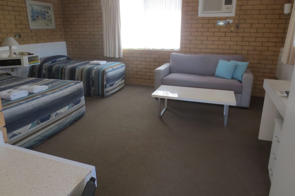 Iron/ironing board, free WiFi, bed sheets