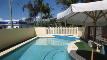 Hồ bơi ngoài trời