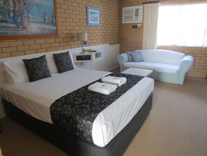 Habitación estándar, 1 cama de matrimonio (Room 10) | Tabla de planchar con plancha, wifi gratis, ropa de cama
